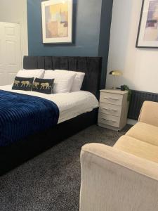 a bedroom with a bed and a nightstand with a bed sidx sidx sidx sidx at A&A Luxury Stay Tunstall in Sunderland