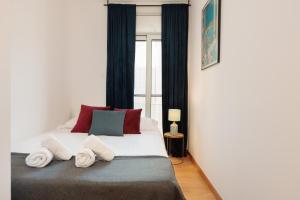 Un dormitorio con una cama con toallas. en Mar Bella Beach Apartments, en Barcelona
