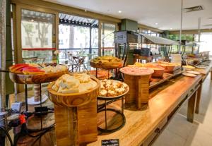a buffet line with many different types of food at Transamerica Executive Paulista in São Paulo