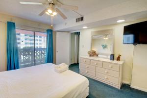 フォート・ウォルトン・ビーチにあるEl Matador 443 - Beautiful views of the pool and Gulf of Mexicoのベッドルーム1室(ベッド1台、ドレッサー、テレビ付) +31枚の写真