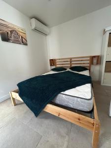 Un dormitorio con una cama de madera en una habitación. en Two rooms with 30 m2 garden in villa, en Cagnes-sur-Mer 20 fotos más