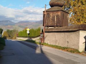 Liptovský MichalにあるPension Harmonyの道路沿いの通り沿いにある建物