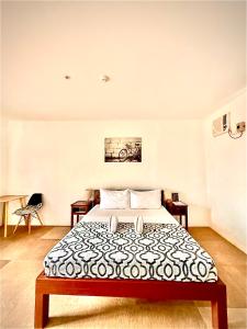 une chambre avec un grand lit dans une pièce dans l'établissement Softstone resort, à Panglao