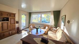 a living room with a couch and a table at Urban Comfort Apartment - Nähe Uni & Zentrum in Bielefeld