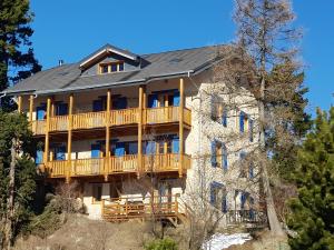 un gran edificio con una terraza en su lateral en Sorbier Des Oiseaux, en Font-Romeu