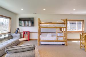 - un salon avec des lits superposés et un canapé dans l'établissement Ski-InandSki-Out Whitefish Duplex with Hot Tub!, à Whitefish