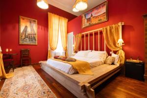 ボローニャにあるVilla Meravilleの赤い壁のベッドルーム1室(大型ベッド1台付) +24枚の写真