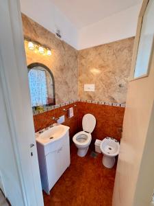 a bathroom with a sink and a toilet and a mirror at Depto sobre Peatonal San Martin, Mar del Plata in Mar del Plata