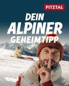 une affiche pour un film avec un homme dans la neige dans l'établissement Haus Bergheim, à Sankt Leonhard im Pitztal