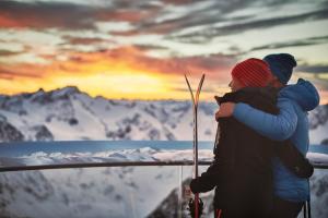 un homme et une femme debout au sommet d'une montagne dans l'établissement Haus Bergheim, à Sankt Leonhard im Pitztal