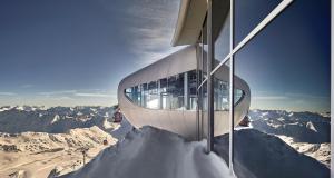 un bâtiment au sommet d'une montagne enneigée dans l'établissement Haus Bergheim, à Sankt Leonhard im Pitztal 22 autres photos