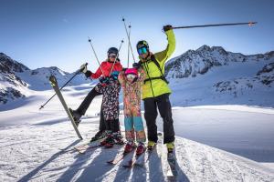 un groupe de trois personnes debout sur une piste de ski dans l'établissement Haus Bergheim, à Sankt Leonhard im Pitztal