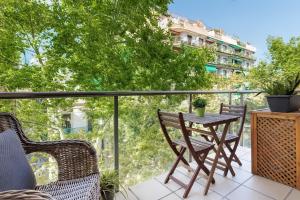 Un patio con una mesa y sillas en un balcón. en Mar Bella Beach Apartments, en Barcelona