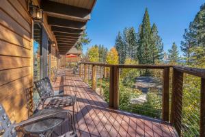 Μπαλκόνι ή βεράντα στο Peaceful Forest Retreat Near Lake and Town