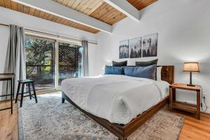 Ένα ή περισσότερα κρεβάτια σε δωμάτιο στο Peaceful Forest Retreat Near Lake and Town