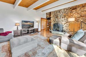 Χώρος καθιστικού στο Peaceful Forest Retreat Near Lake and Town