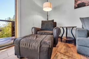 Χώρος καθιστικού στο Peaceful Forest Retreat Near Lake and Town