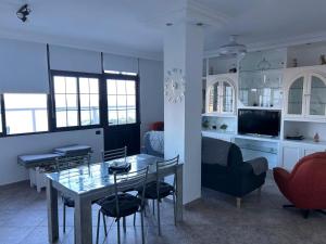 een keuken en woonkamer met een tafel en stoelen bij Crisol Apartamento in Puerto de la Madera