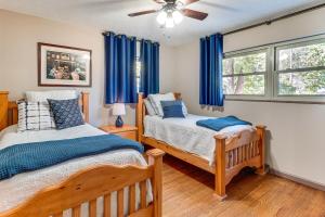 A bed or beds in a room at UT Game Day and Campus Visits! Knoxville Ranch Home