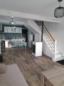 a living room with a kitchen and a dining room at Charmante maison à louer in Lagor