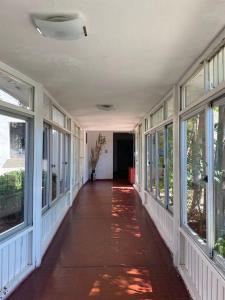 ラ・ファルダにあるHotel sol y sierrasの窓のある家の空廊