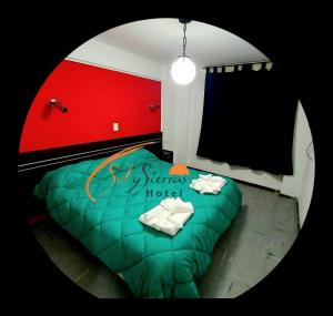 ラ・ファルダにあるHotel sol y sierrasの赤い壁のベッドルーム1室(緑のベッド1台付) +9枚の写真