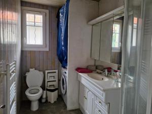 Ένα μπάνιο στο Villa paisible avec wifi, piscine et jardin +9 φωτογραφίες