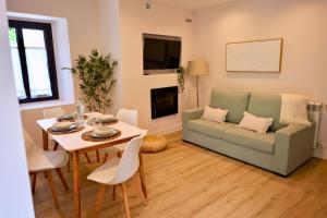 a living room with a couch and a table at El sueñu de Chari in Llanes
