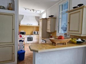 Η κουζίνα ή μικρή κουζίνα στο Villa paisible avec wifi, piscine et jardin