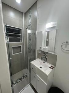 Ένα μπάνιο στο Studio Santorini Vila Mariana +58 φωτογραφίες