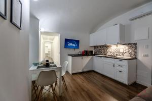 Η κουζίνα ή μικρή κουζίνα στο The Heart of Savona A - Cruise 2 min - AC - WiFi