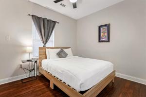 Ένα ή περισσότερα κρεβάτια σε δωμάτιο στο Luxury 2-Bedroom Oasis with Open Living Space & Designer Touches