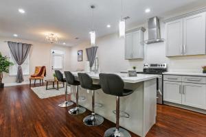 Η κουζίνα ή μικρή κουζίνα στο Luxury 2-Bedroom Oasis with Open Living Space & Designer Touches +7 φωτογραφίες