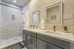 Ένα μπάνιο στο Luxury 2-Bedroom Oasis with Open Living Space & Designer Touches