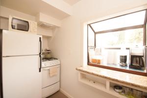 Køkken eller tekøkken på Perfect West Beach Location! Chapala Gardens Two-Level 1BR- Unit 3 + 8 billeder