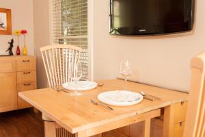 Et tv og/eller underholdning på Perfect West Beach Location! Chapala Gardens Two-Level 1BR- Unit 3