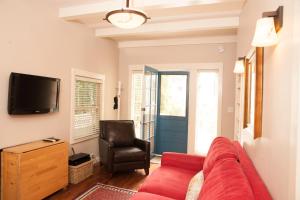 Et tv og/eller underholdning på Perfect West Beach Location! Chapala Gardens Two-Level 1BR- Unit 3
