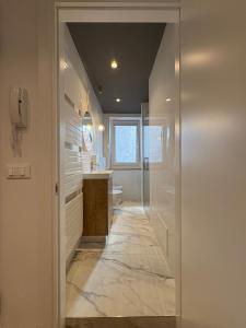 a bathroom with a walk in shower and a sink at Mezzaterra 40 - Nel cuore del centro storico in Belluno