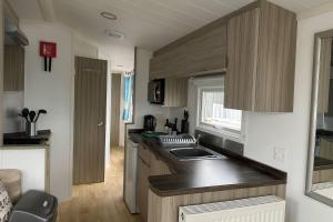 Køkken eller tekøkken på Whitehouse Leisure Park - Holiday Accommodation 19055