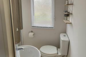 Et badeværelse på Whitehouse Leisure Park - Holiday Accommodation 19055 + 5 billeder