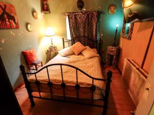 une chambre avec un lit, une lampe et une chaise dans l'établissement Dormy Cottage, à Skegness