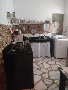 Il comprend une cuisine équipée d'une cuisinière et d'un évier. dans l'établissement Apartamento Retrô Aconchegante, à Pasto da Mata 12 autres photos