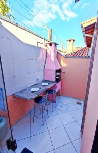 a small balcony with a table and chairs on it at Casa Studio n3 São José dos Campos in São José dos Campos