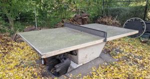 Una mesa de picnic colocada en el suelo en un patio. en Simply GENIUS - Camping, en Berlín