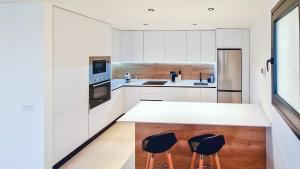 Nhà bếp/bếp nhỏ tại Private jacuzzi, heated pool, AC, garage, 250m beach,