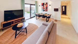 TV/trung tâm giải trí tại Private jacuzzi, heated pool, AC, garage, 250m beach,