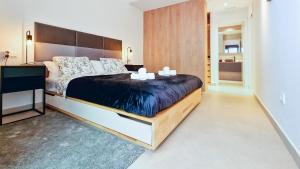 Giường trong phòng chung tại Private jacuzzi, heated pool, AC, garage, 250m beach, +11 ảnh