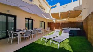 Sân trong/khu vực ngoài trời tại Private jacuzzi, heated pool, AC, garage, 250m beach,