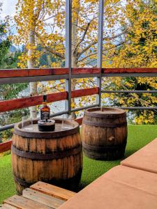 Dos grandes barriles de madera colocados encima de un patio. en Cabana Panoramic Belis Fantanele, en Beliş 20 fotos más
