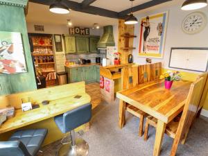 een keuken met een houten tafel en een aanrecht bij Telford Lodge in Skegness